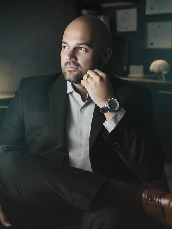 Dr. Davi Klava durante consulta neurológica