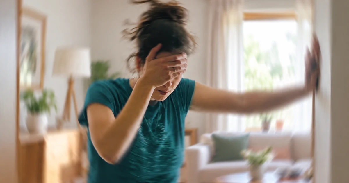 Pessoa com enxaqueca vestibular apoiando-se durante sensação de tontura